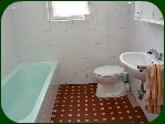 A fürdőszoba a földszinti apartmanban